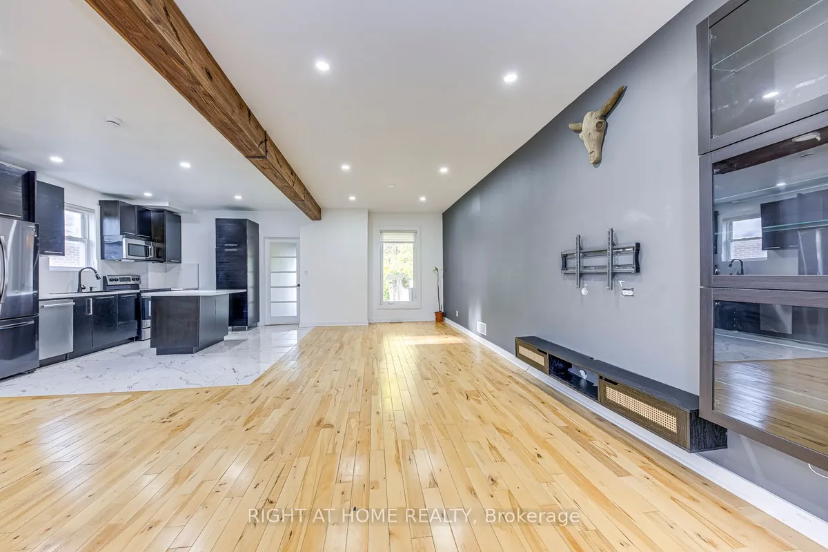 1076 Eastmount Avenue, ON L5E 1Z3