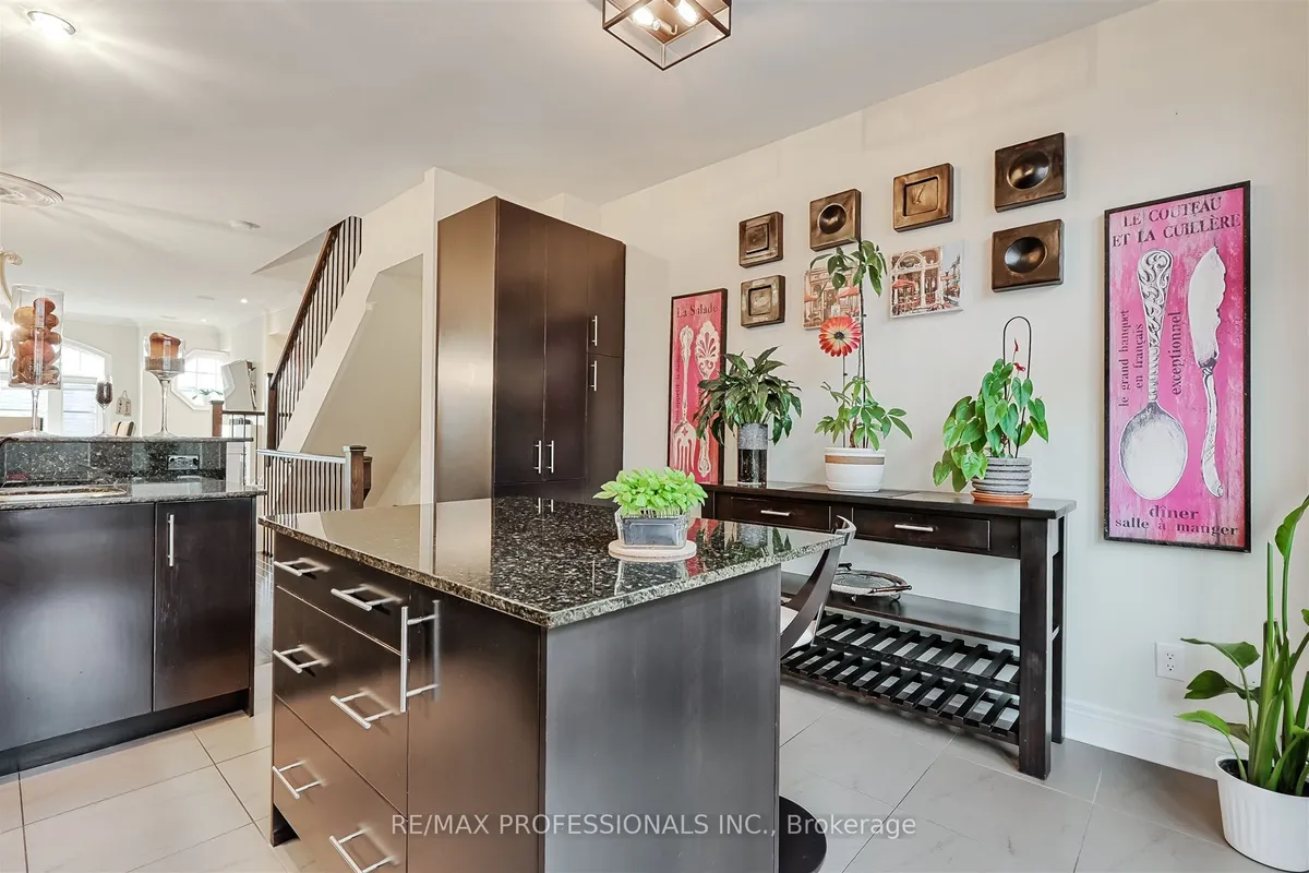 825A Oxford Street, ON M8Y 1E6