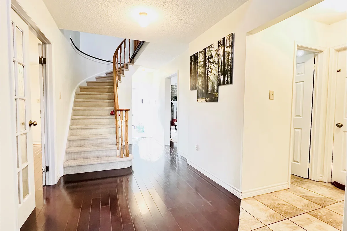 531 Loretta Court, ON L5B 3S2