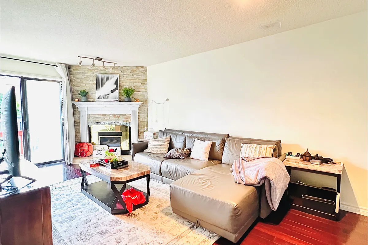 531 Loretta Court, ON L5B 3S2