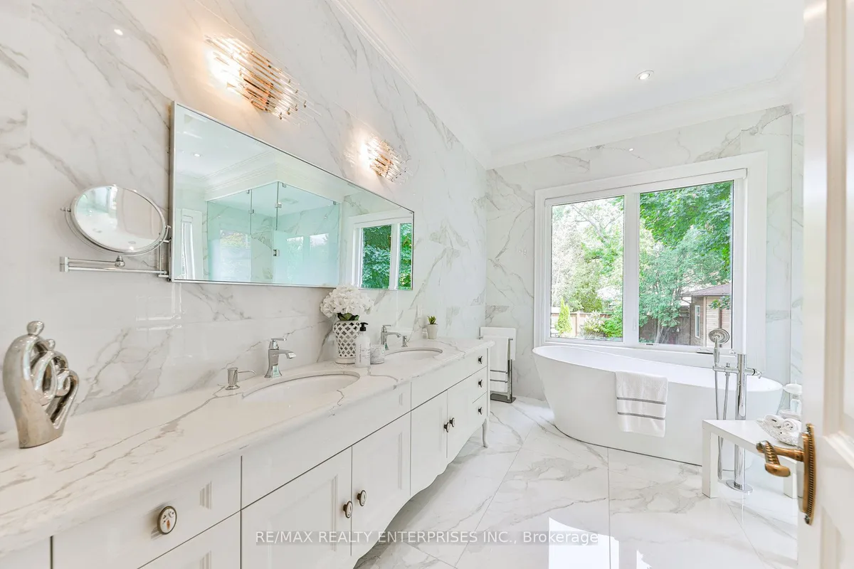 1511 Broadmoor Avenue, ON L5G 3T7