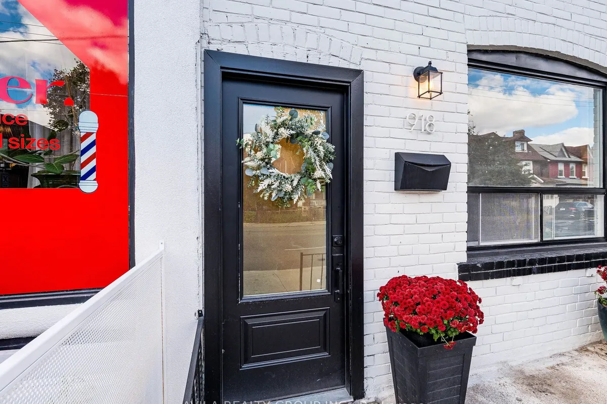 918 Ossington Avenue, ON M6G 3V1