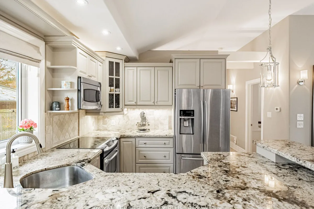 1885 Hindhead Road, ON L5J 1N4