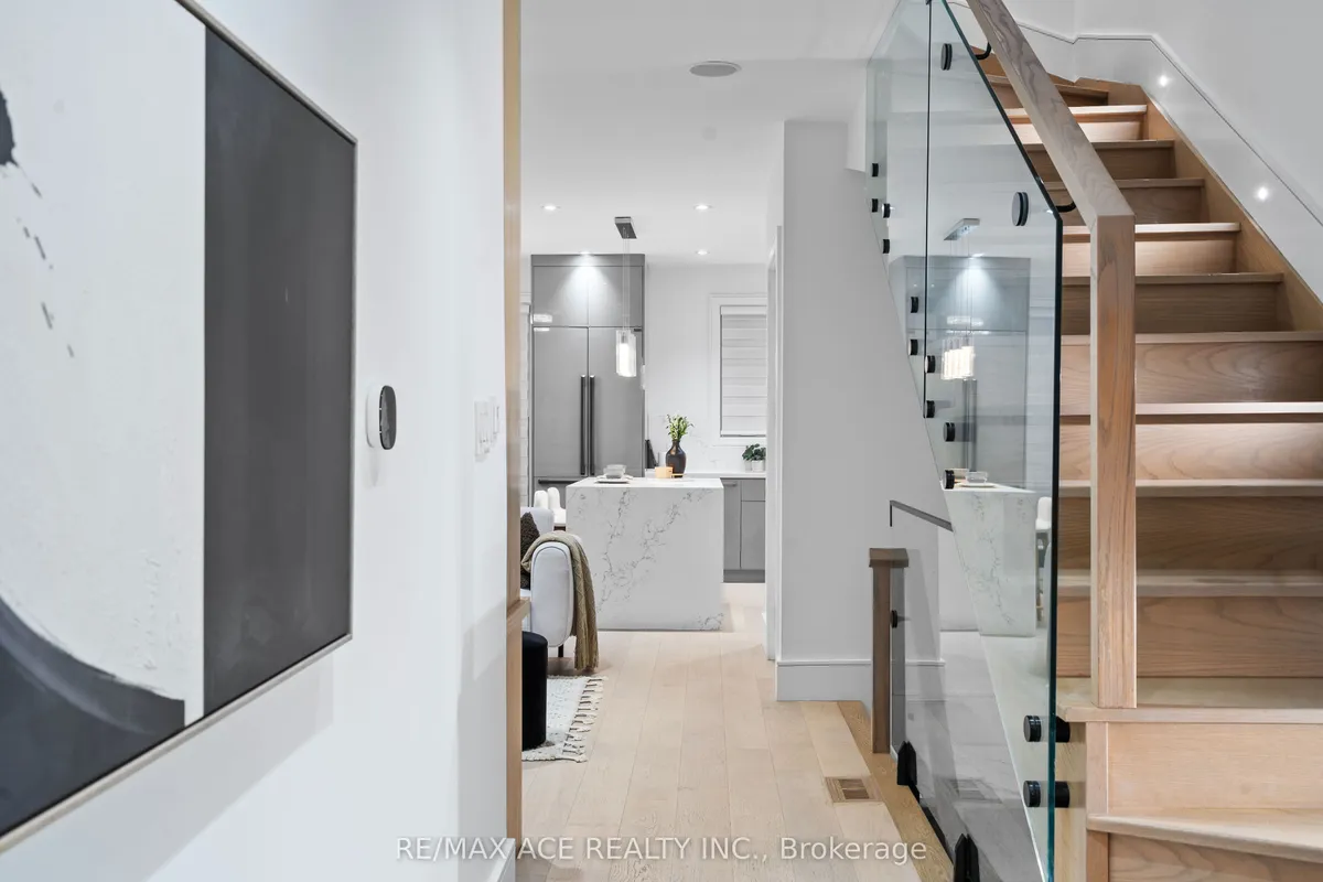 10A Benson Avenue, ON L5H 2P2