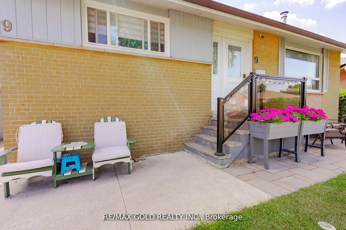 9 Ashwood Crescent, ON L6T 1M1