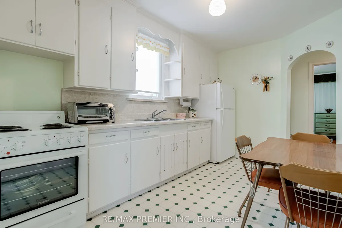 52 Richardson Avenue, ON M6M 3R9