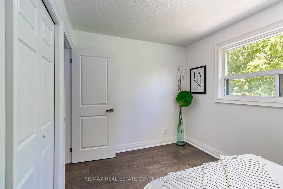 1048 Robarts Road, ON L6H 2B1