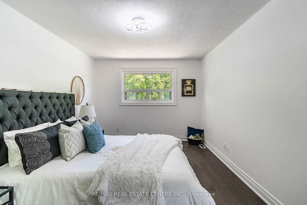 1048 Robarts Road, ON L6H 2B1