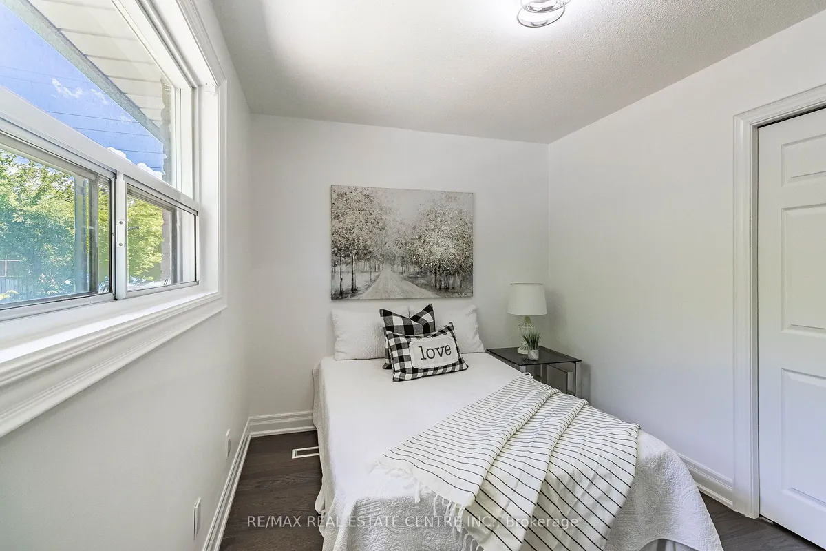 1048 Robarts Road, ON L6H 2B1