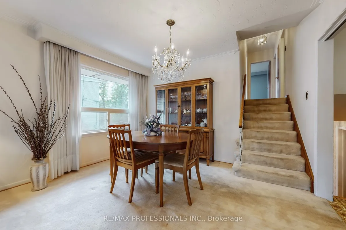 10 Crestridge Heights Road, ON M9P 1A4