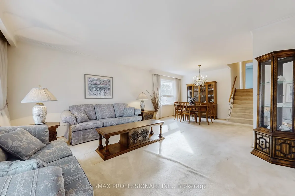 10 Crestridge Heights Road, ON M9P 1A4