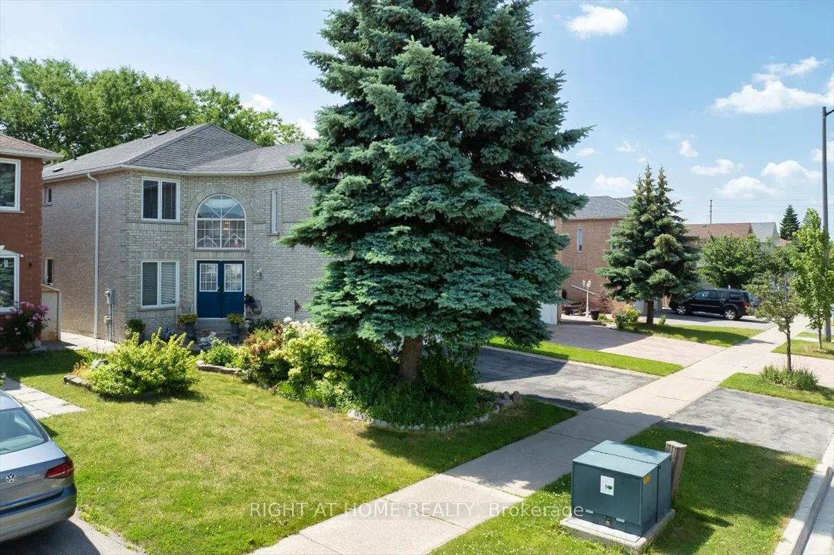 956 Winterton Way, ON L5V 1M6