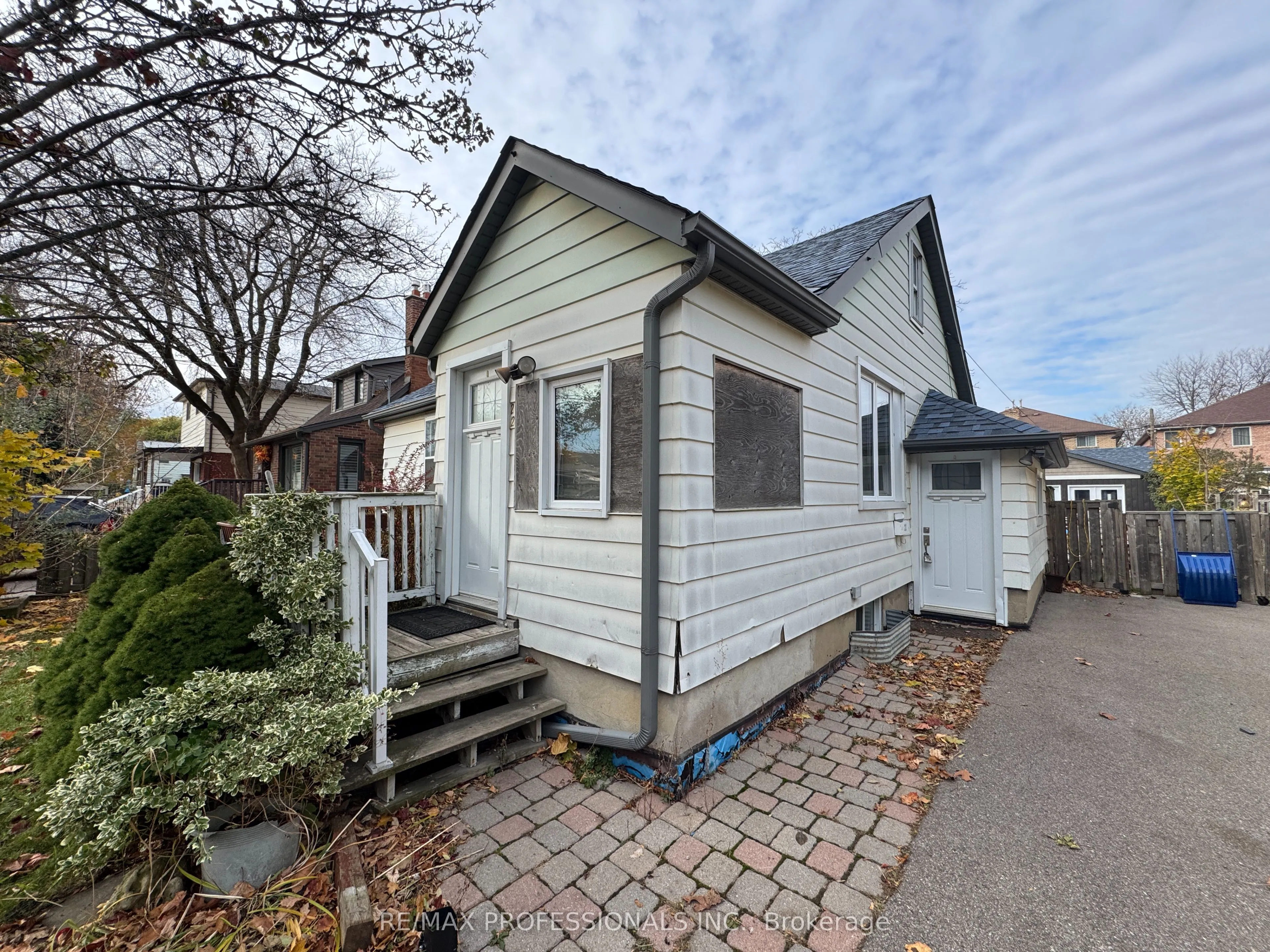 22 Fairfield Avenue, ON M8V 2H9