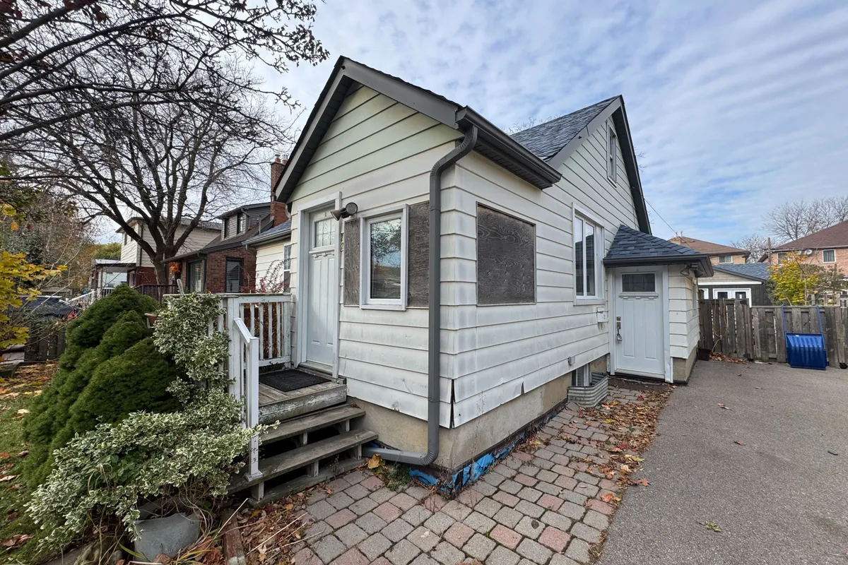 22 Fairfield Avenue, ON M8V 2H9
