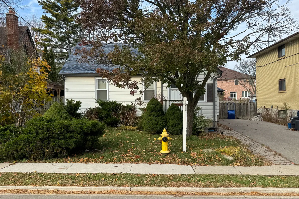 22 Fairfield Avenue, ON M8V 2H9