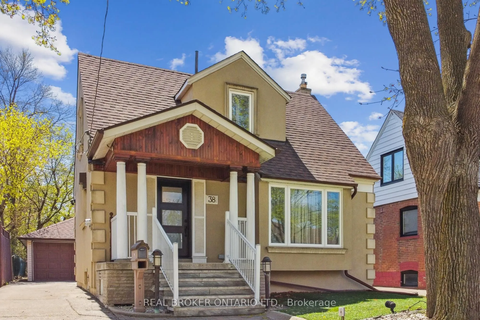 38 Riverview Heights, ON M9P 2N4