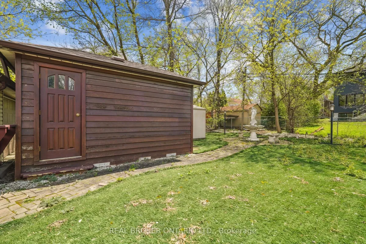 38 Riverview Heights, ON M9P 2N4