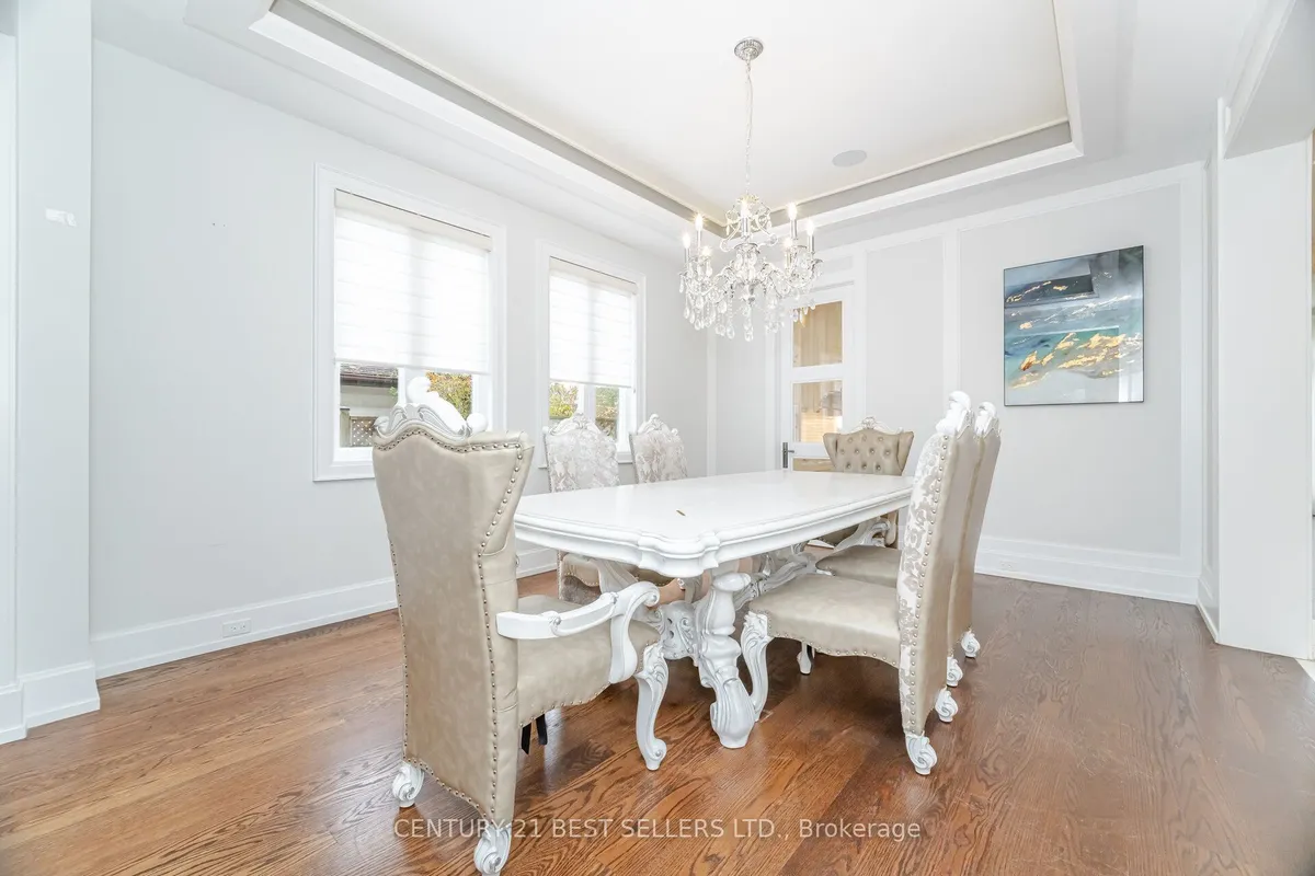 898 Parkland Ave Avenue, ON L5H 3H1