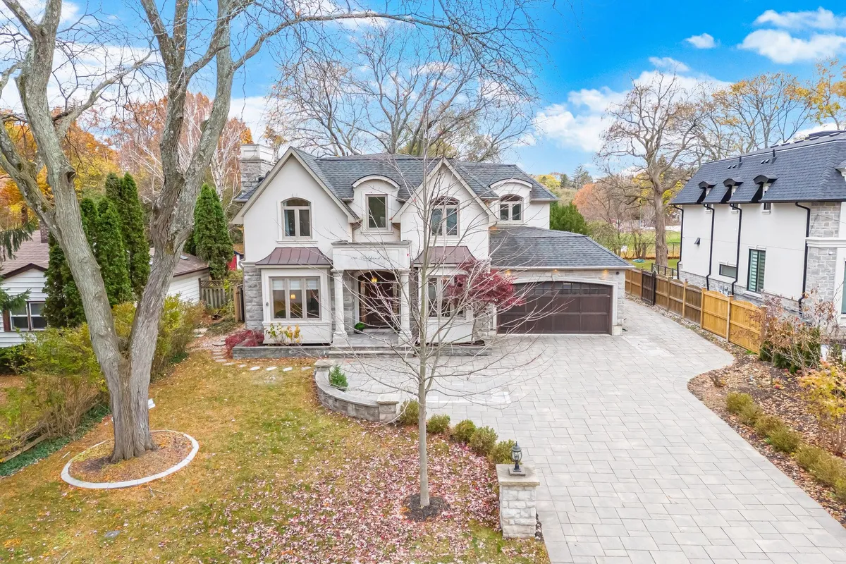 898 Parkland Ave Avenue, ON L5H 3H1