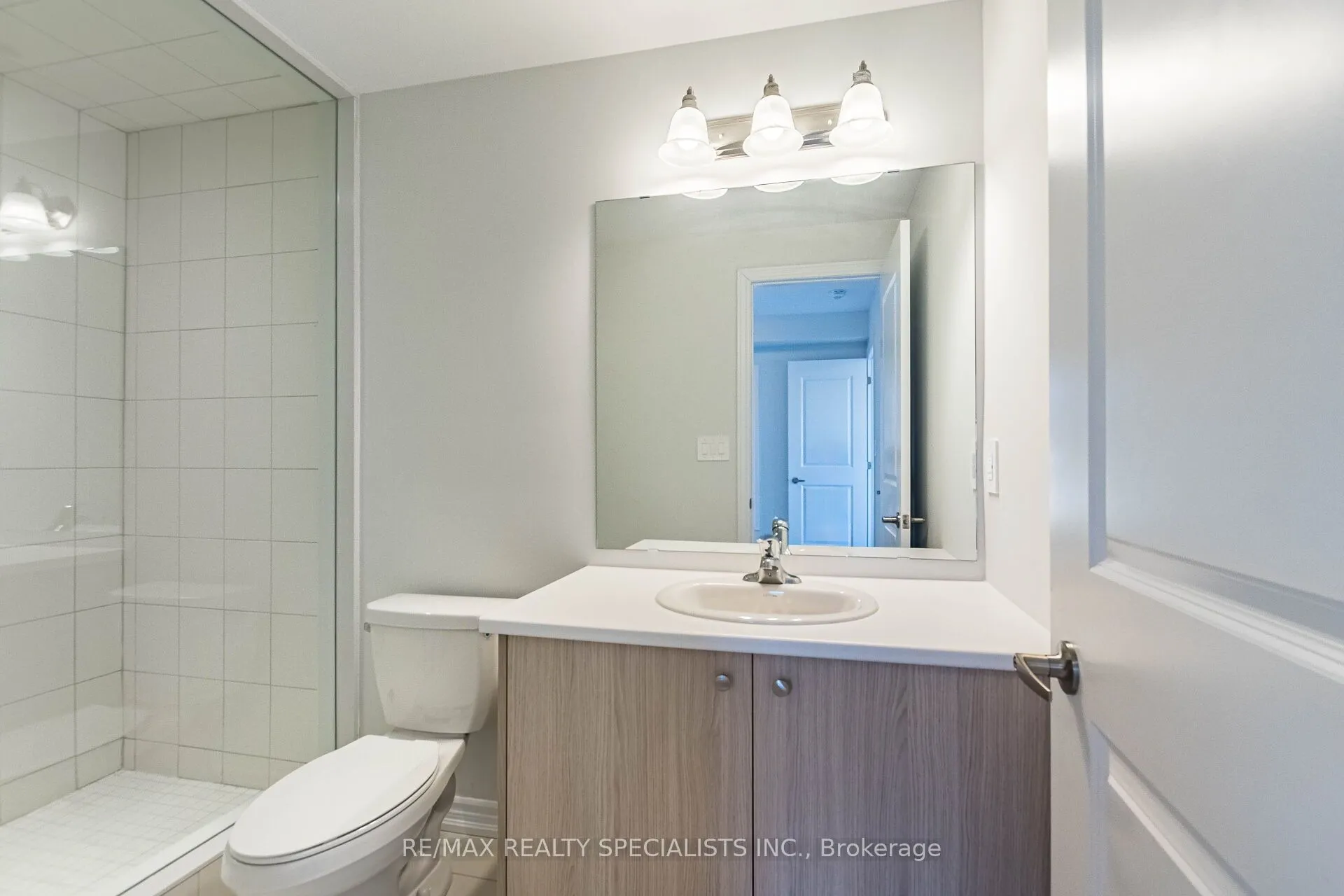 Att/Row/Townhouse kitchen at 5966 Saigon Street Mississauga