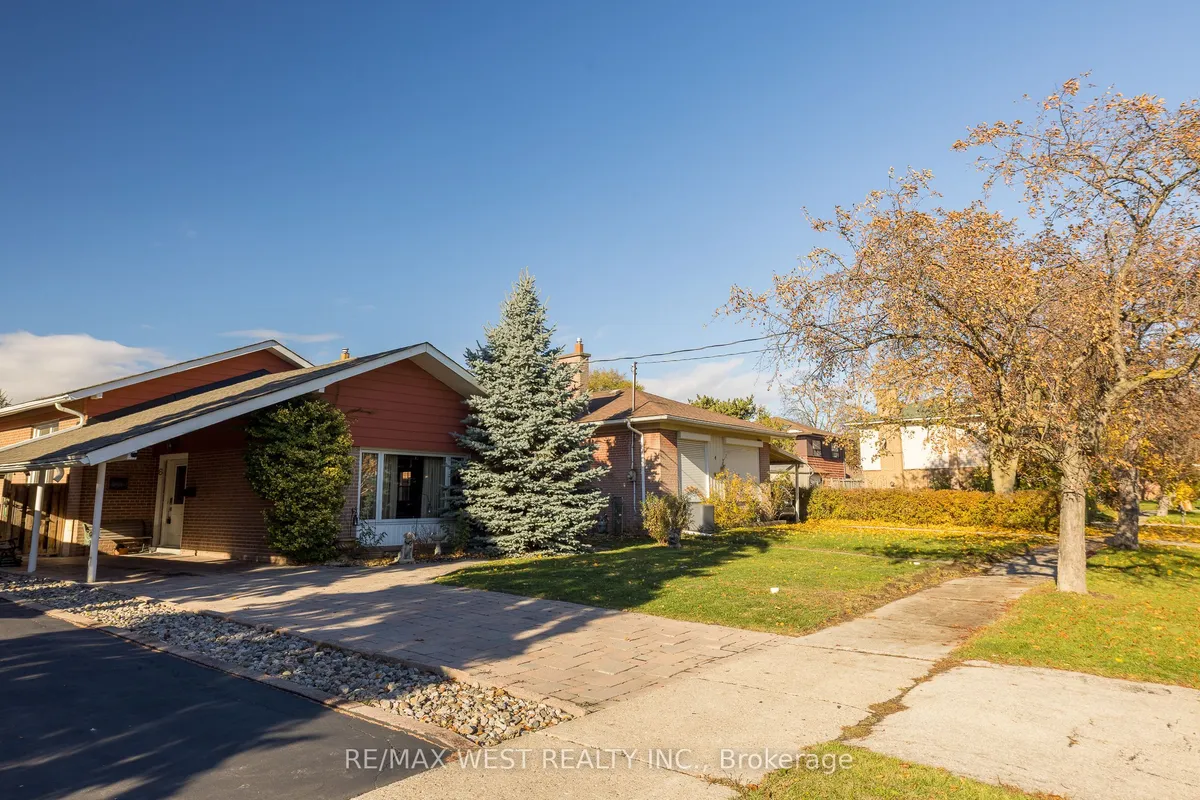 6 Lagos Road, ON M9N 4E4