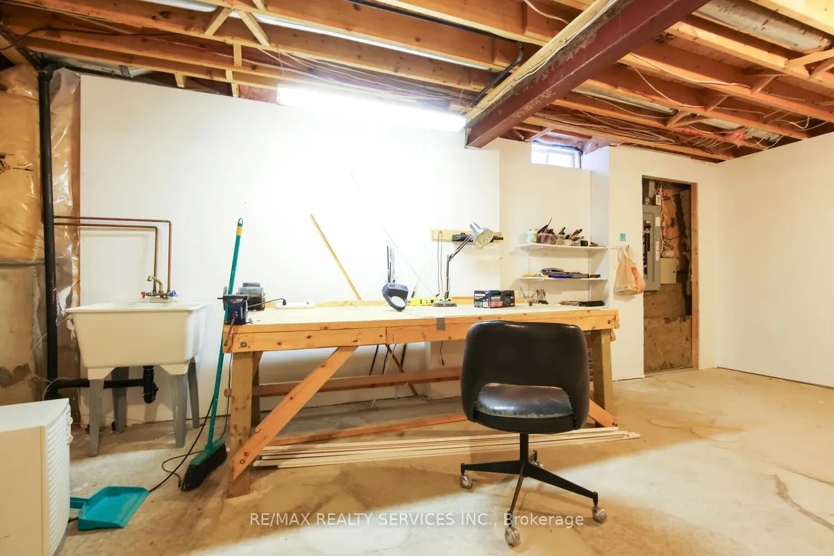 47 Collingwood Avenue, ON L7A 1L7