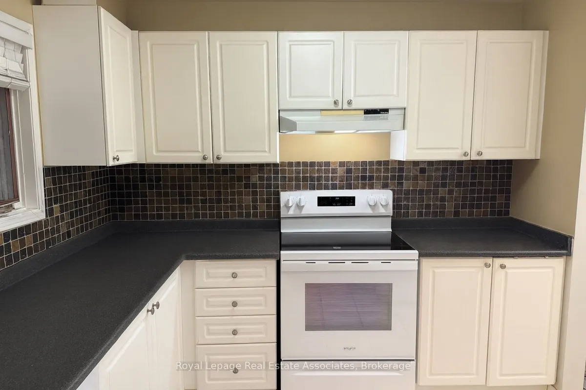 7156 Sandhurst Drive, ON L5N 7H1