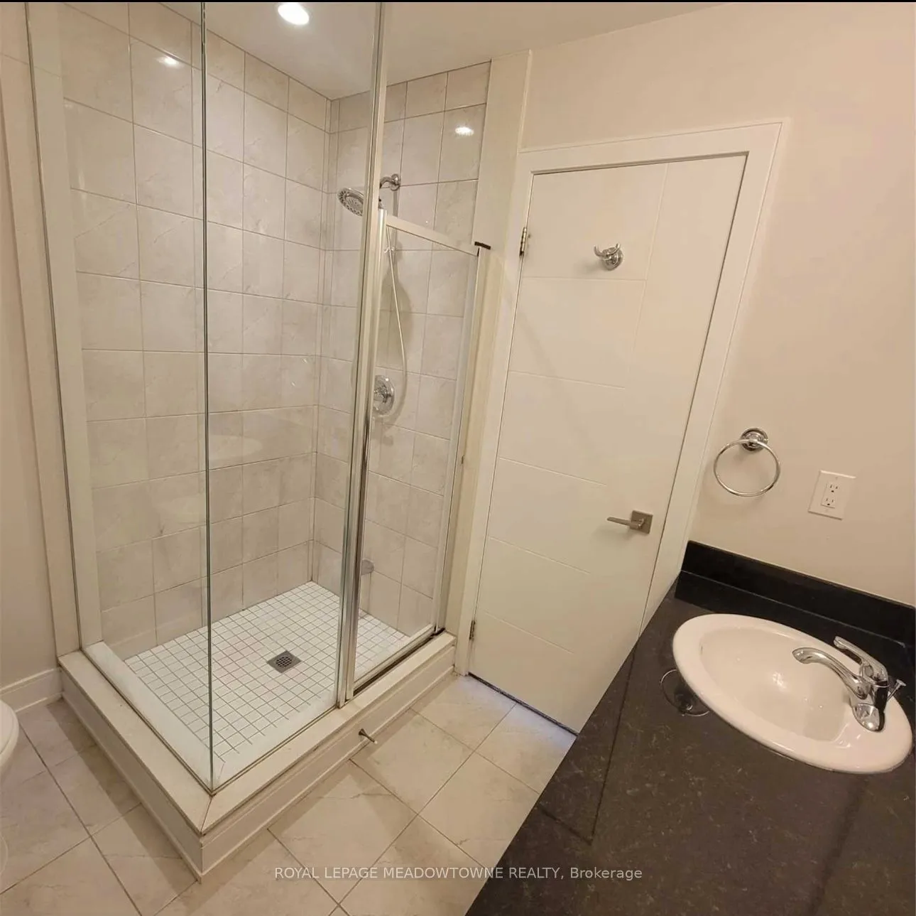 Att/Row/Townhouse kitchen at 1048 Beach Comber Road Mississauga