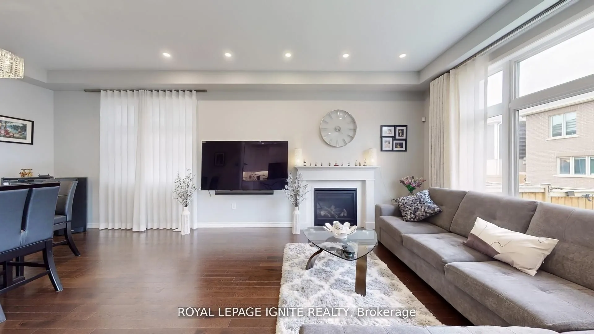 Detached living room at 546 Kennedy Circle Milton