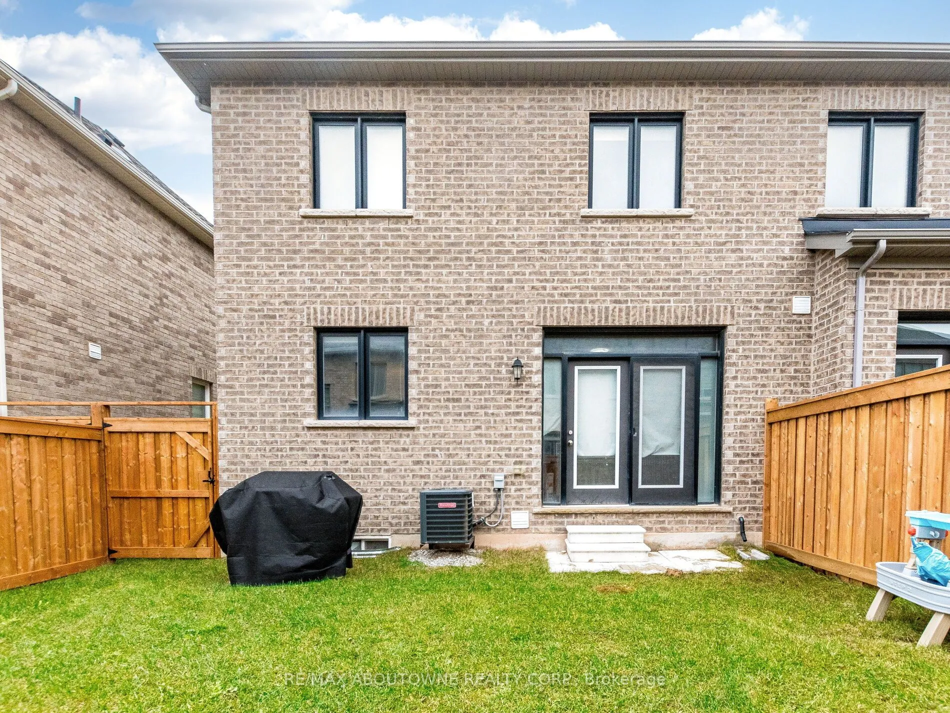 Att/Row/Townhouse interior view at 1914 Thames Circle Milton