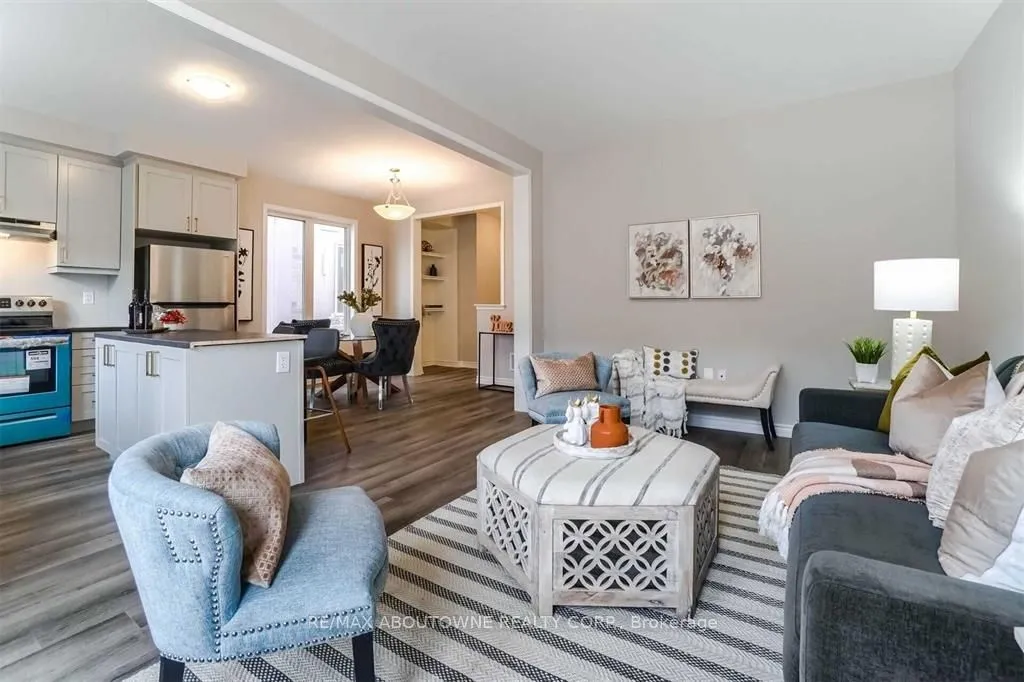 Att/Row/Townhouse kitchen at 1914 Thames Circle Milton