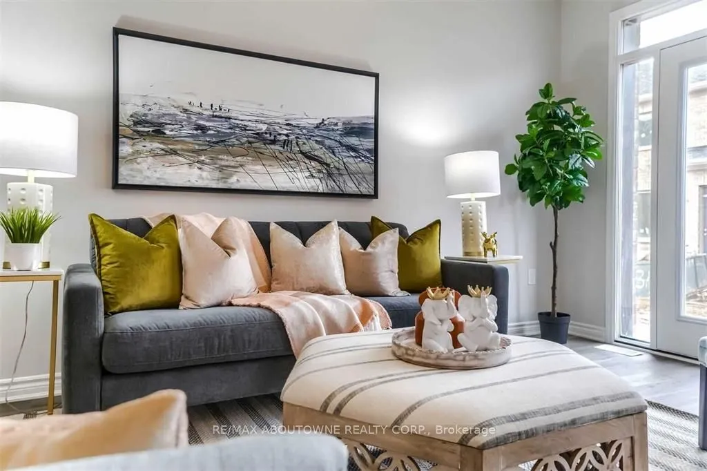 Att/Row/Townhouse living room at 1914 Thames Circle Milton