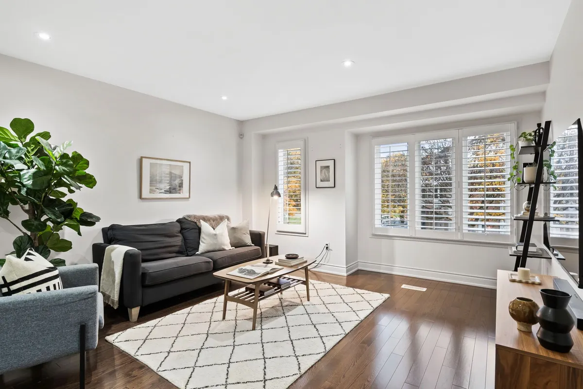 1235 Woodhill Court, ON L5E 3H1