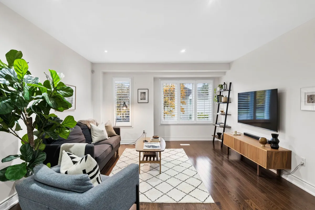 1235 Woodhill Court, ON L5E 3H1