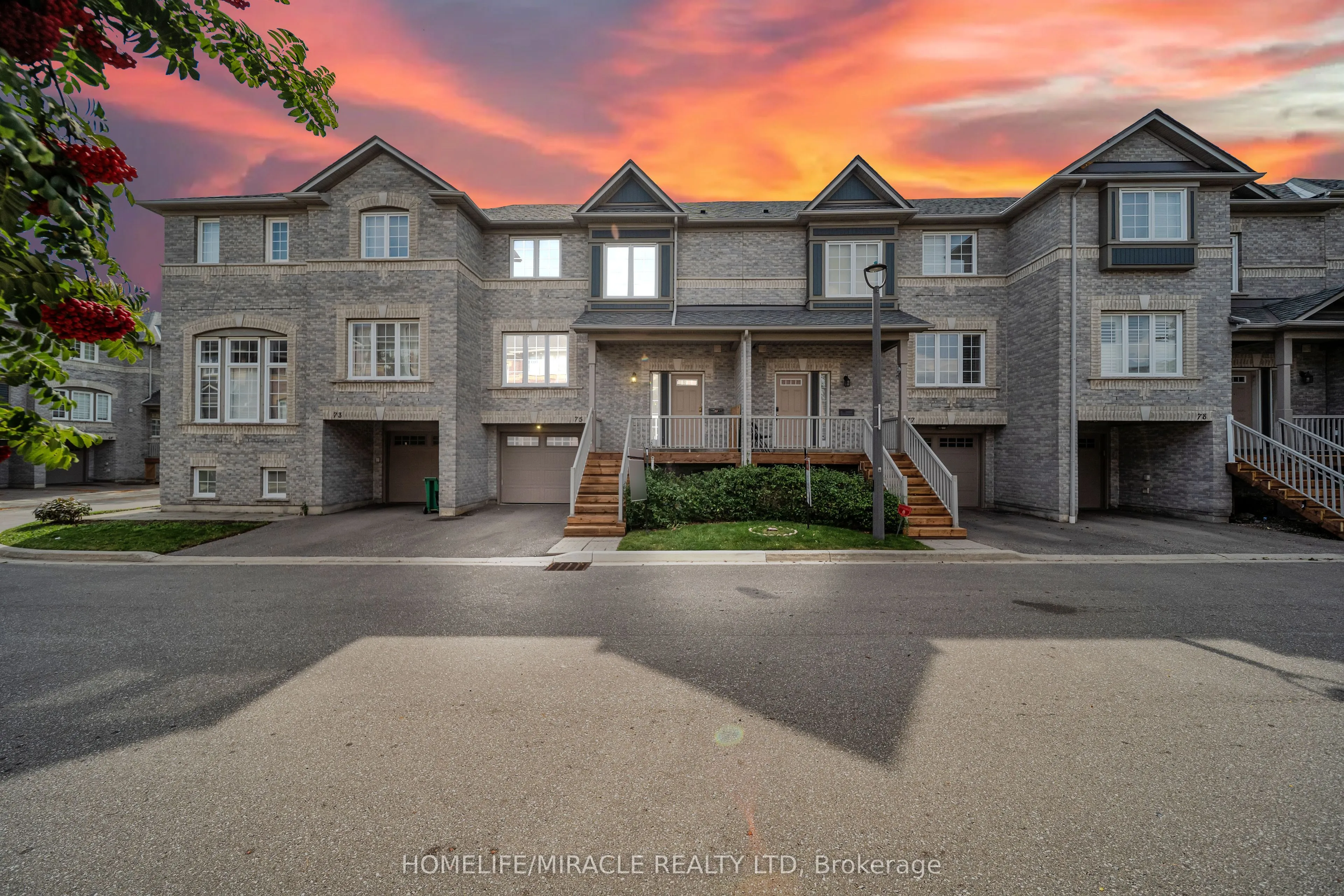 Att/Row/Townhouse 3 bedroom 3 bathroom at 5535 Glen Erin Drive in Mississauga - MLS# W12560714