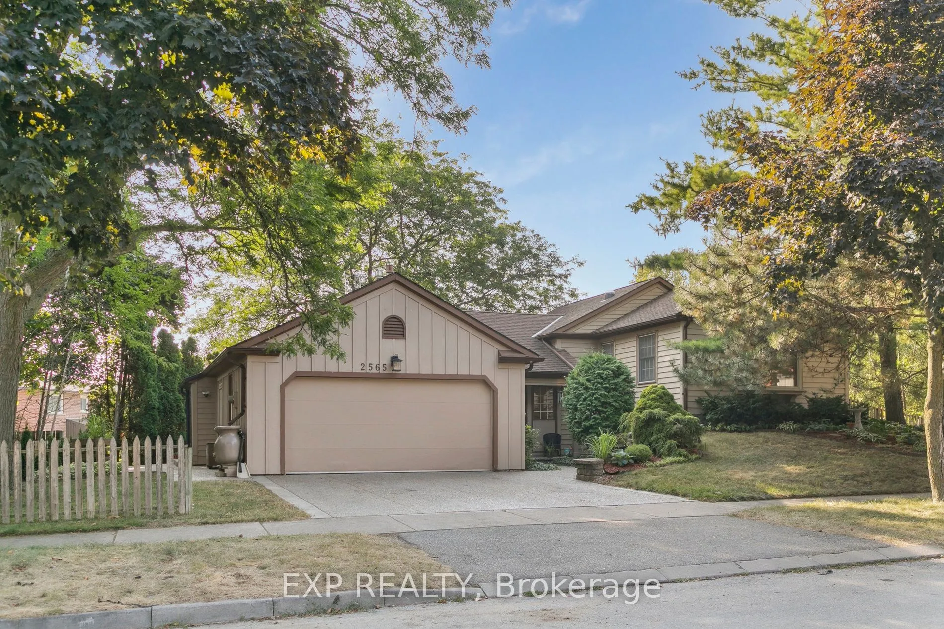 2565 Claymore Crescent, ON L5C 3A2