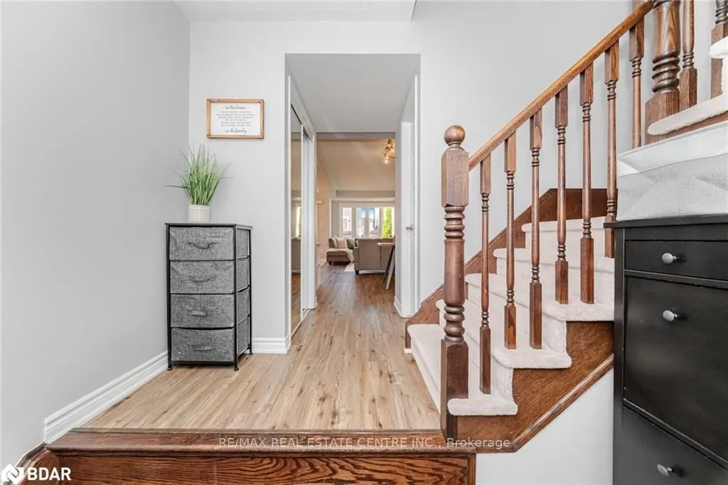 Att/Row/Townhouse kitchen at 322 Chuchmach Close Milton