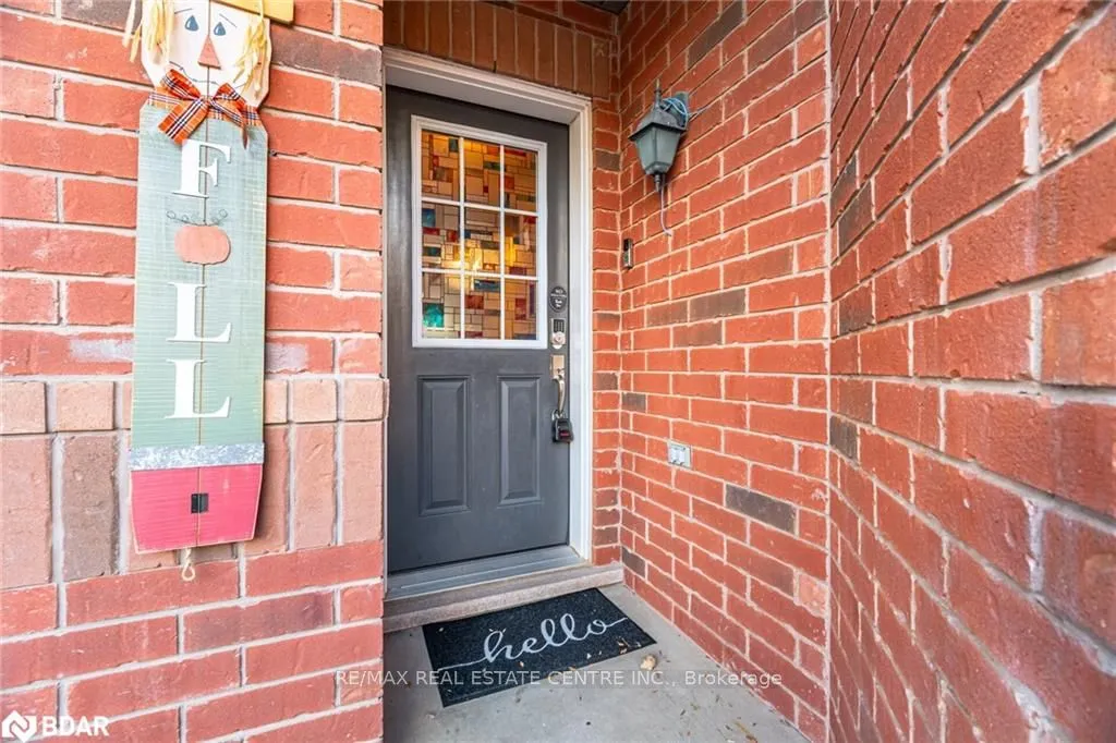 Att/Row/Townhouse interior view at 322 Chuchmach Close Milton