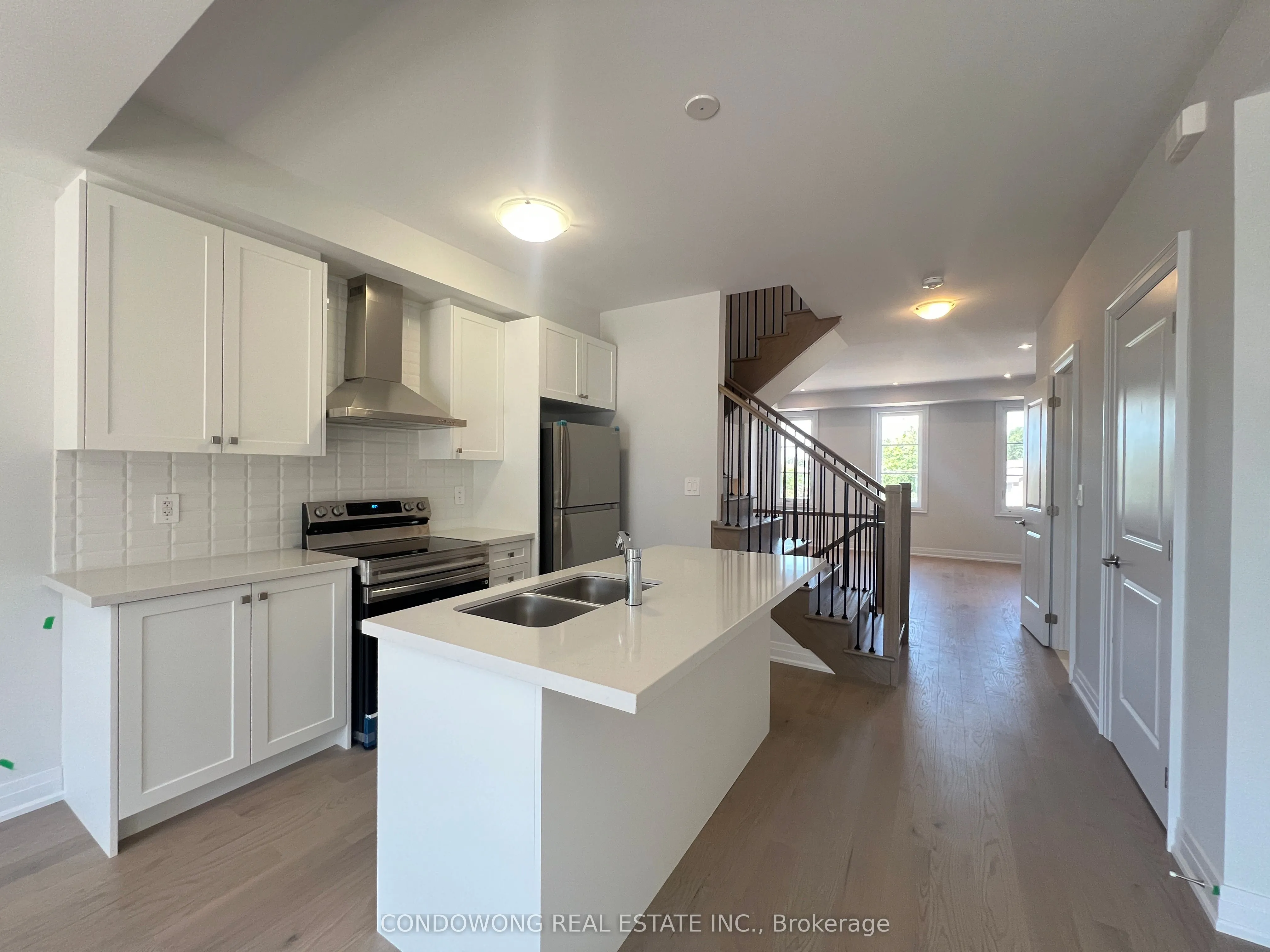 Att/Row/Townhouse kitchen at 5951 Saigon Street Mississauga