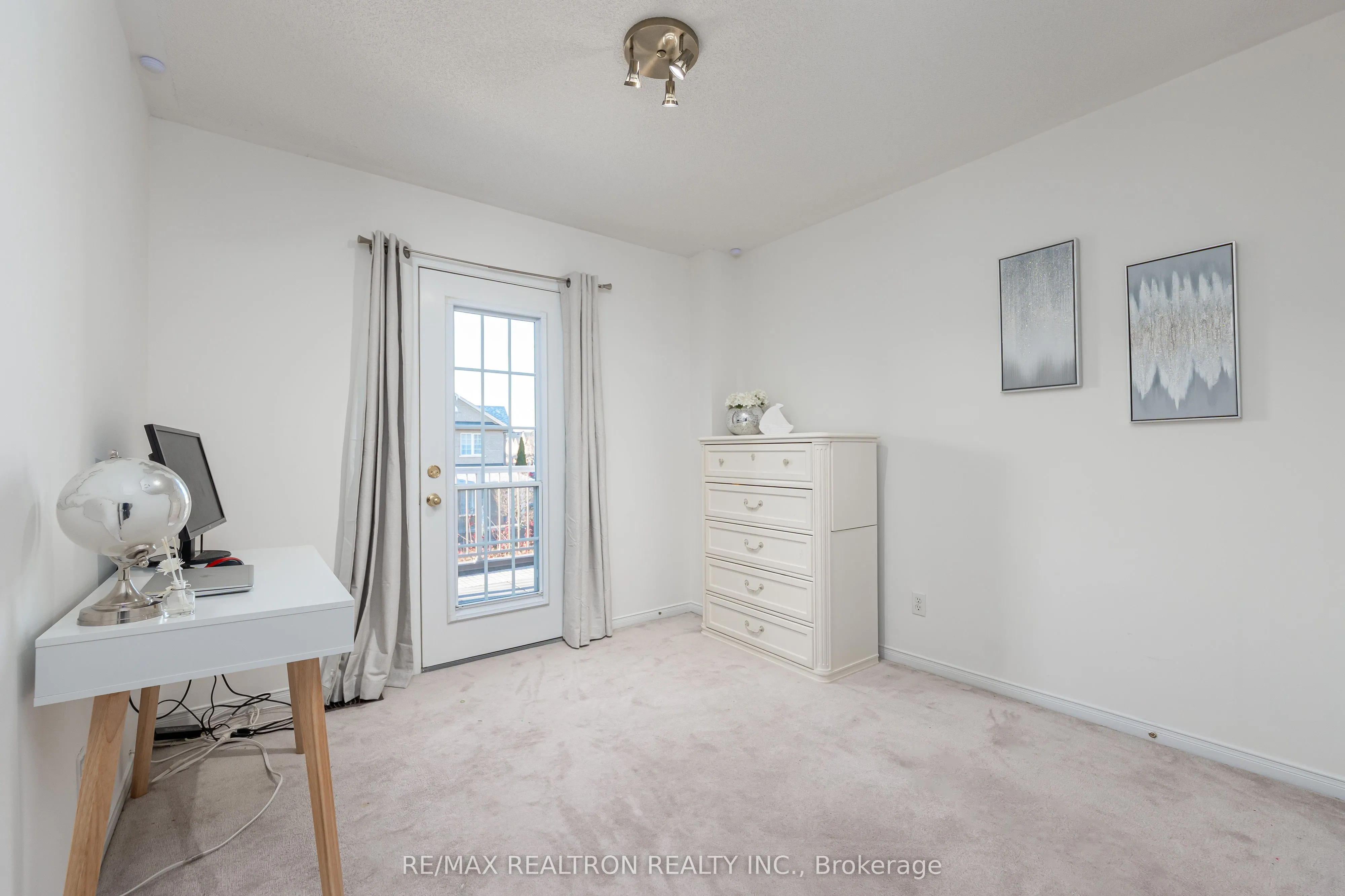 Att/Row/Townhouse kitchen at 1270 Cartmer Way Milton