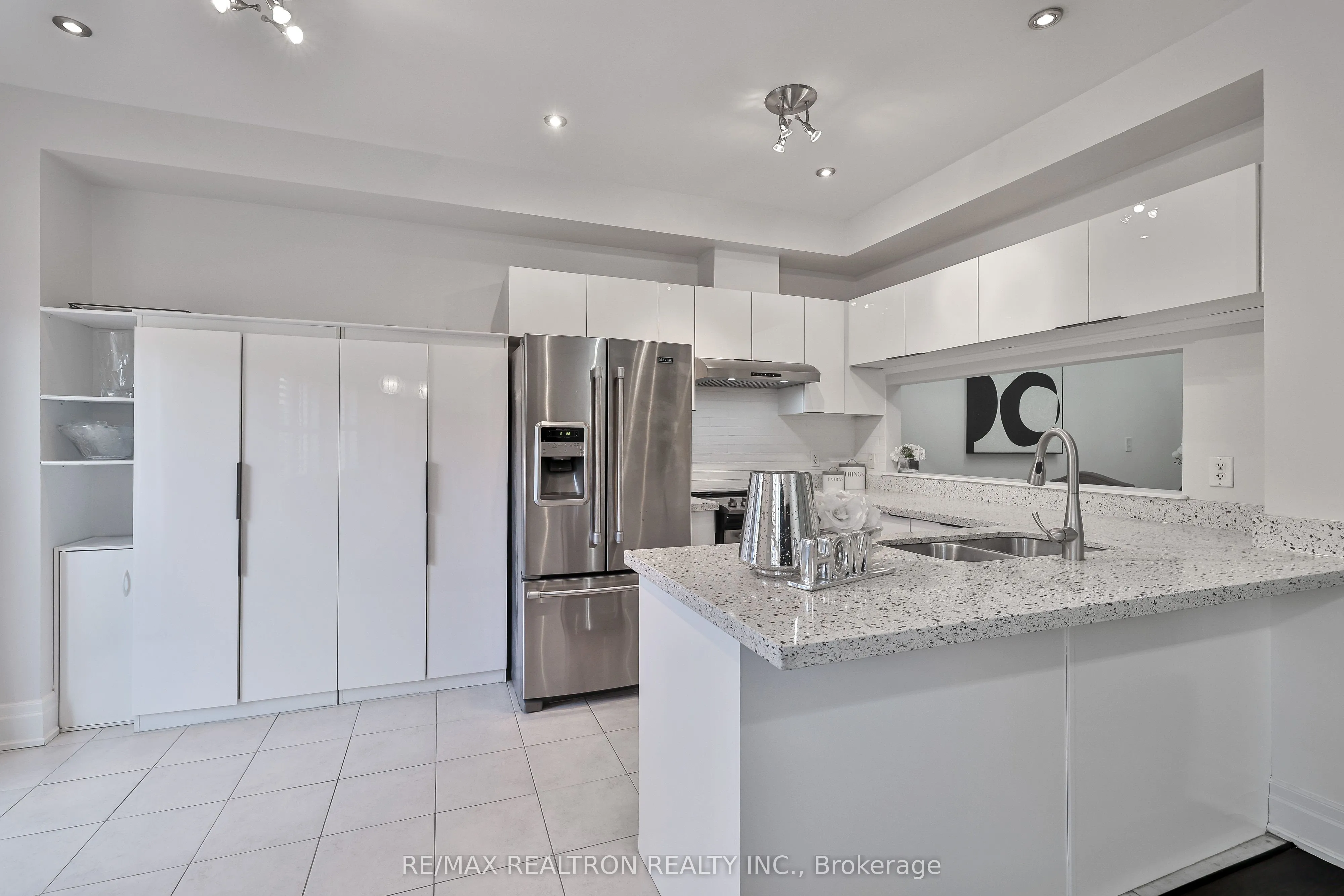 Att/Row/Townhouse living room at 1270 Cartmer Way Milton