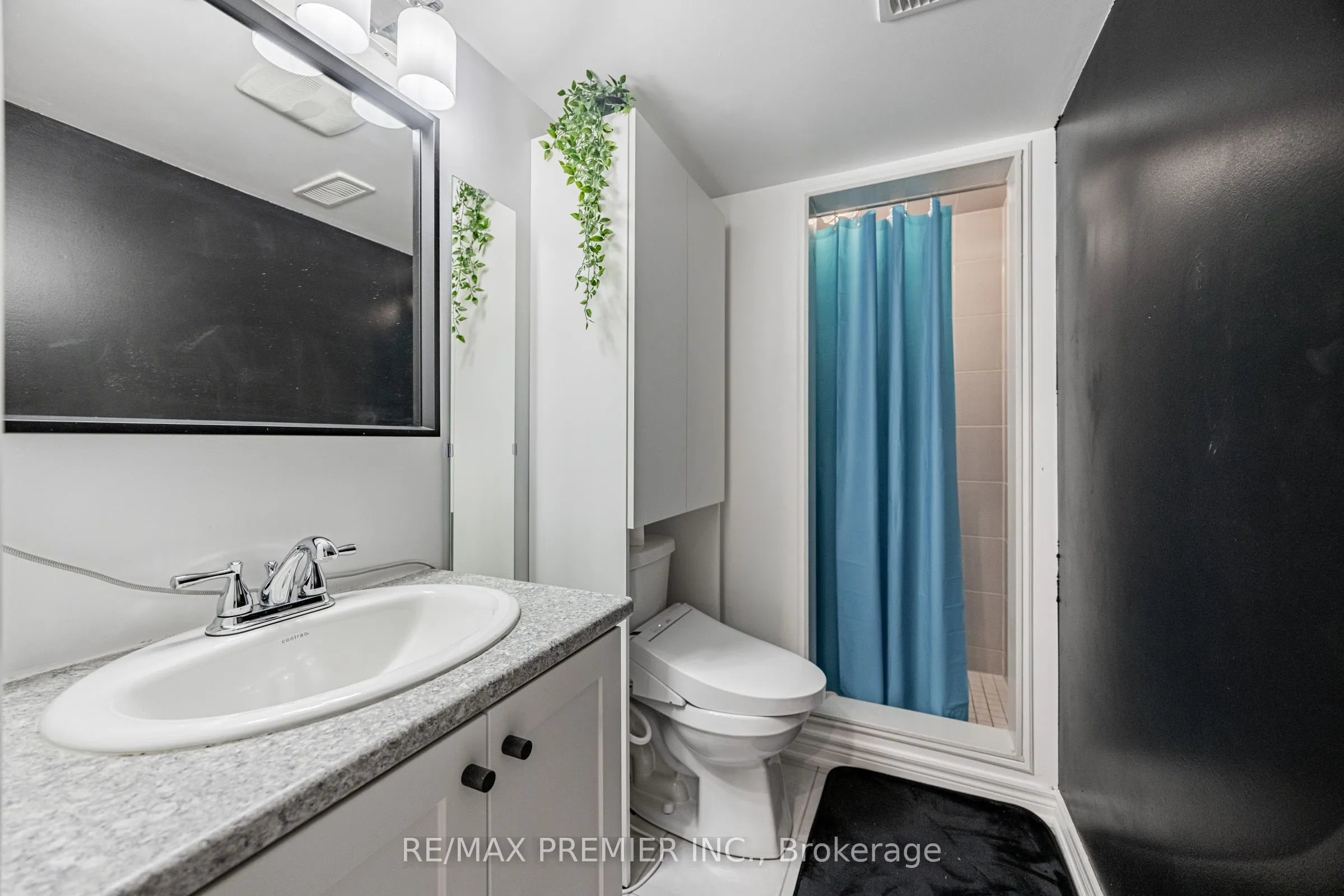 Att/Row/Townhouse kitchen at 935 Transom Crescent Milton