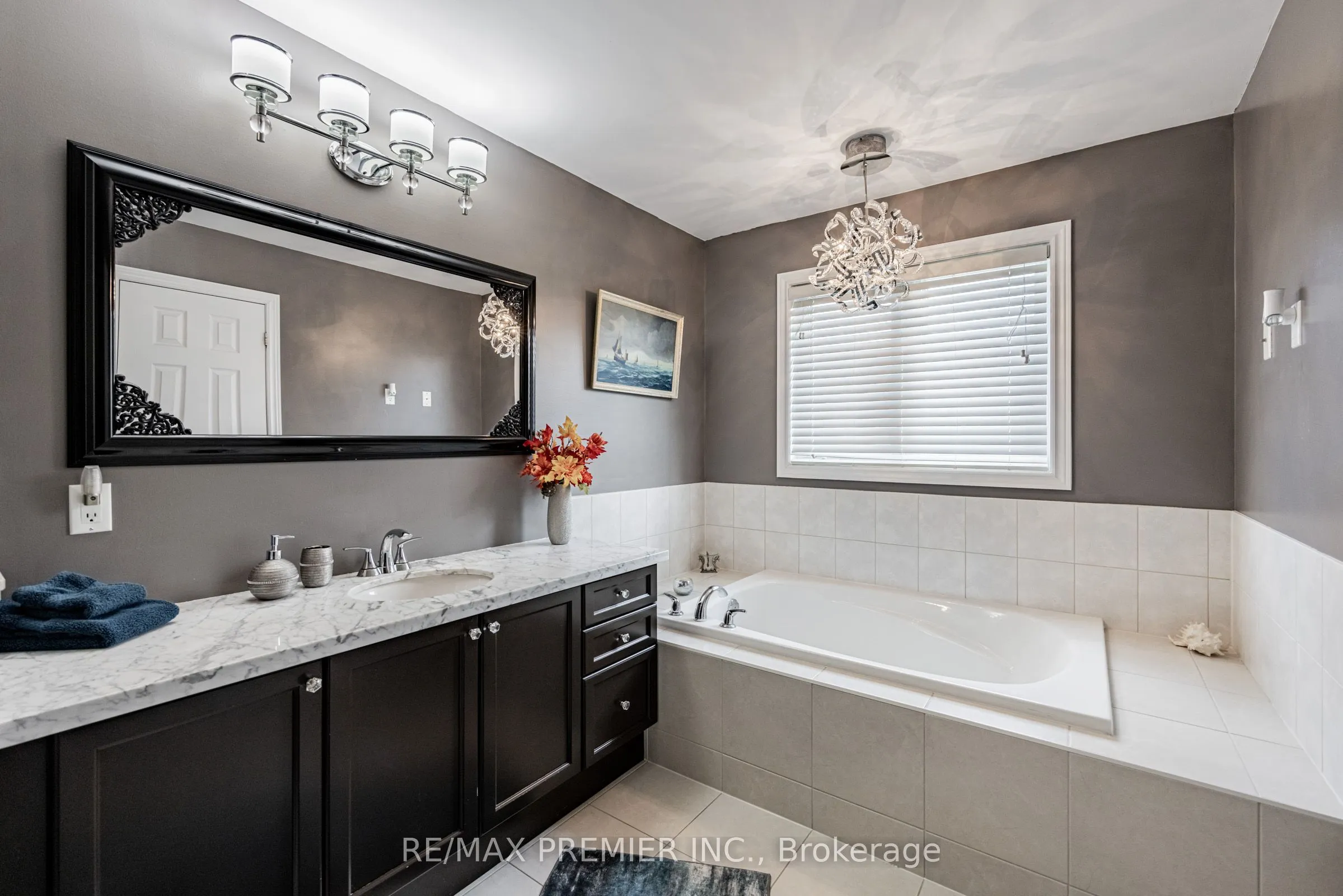 Att/Row/Townhouse interior view at 935 Transom Crescent Milton