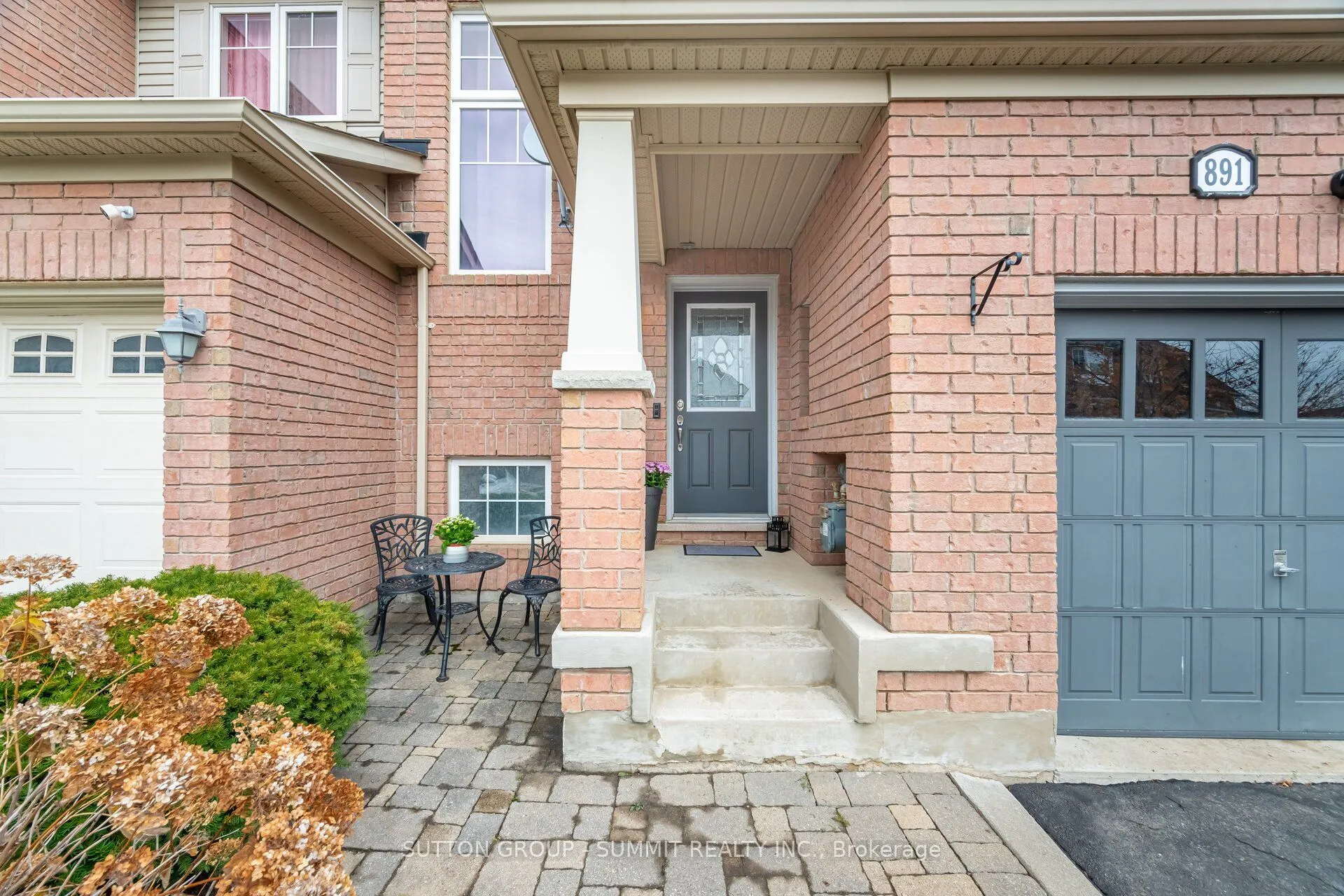 Att/Row/Townhouse kitchen at 891 McEwan Drive Milton
