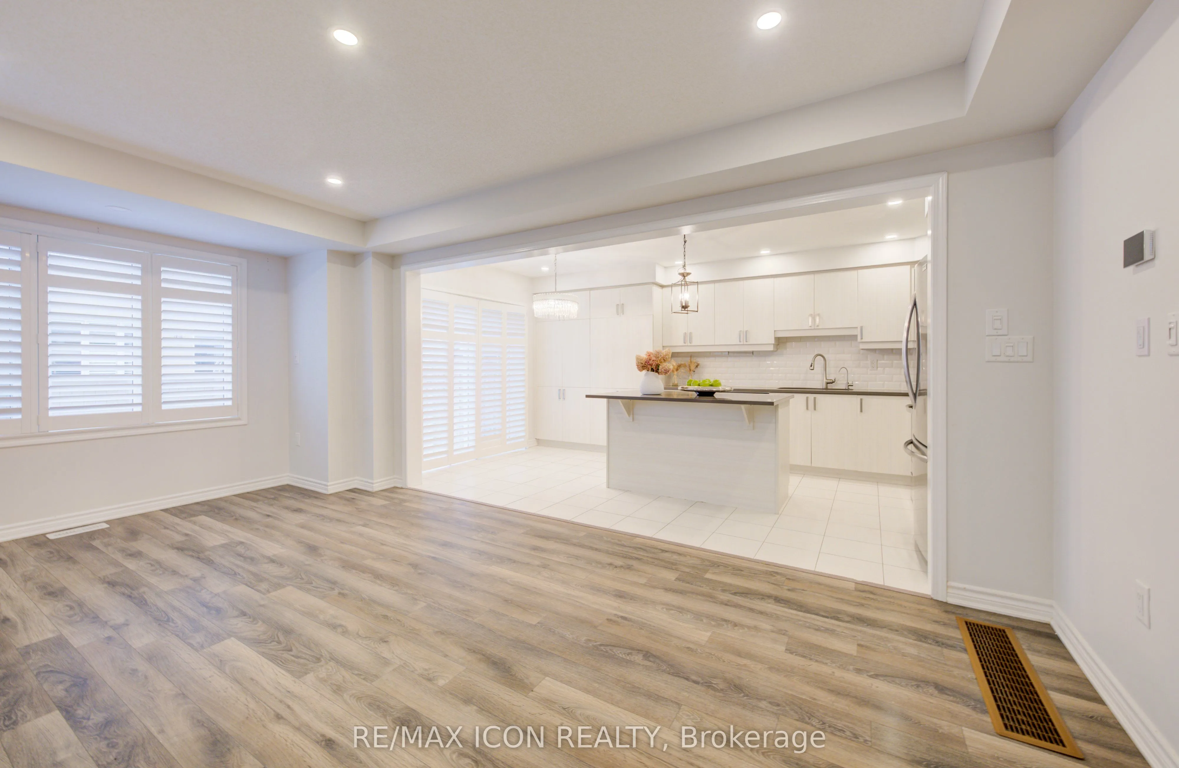 Att/Row/Townhouse kitchen at 302 Jean Landing Milton