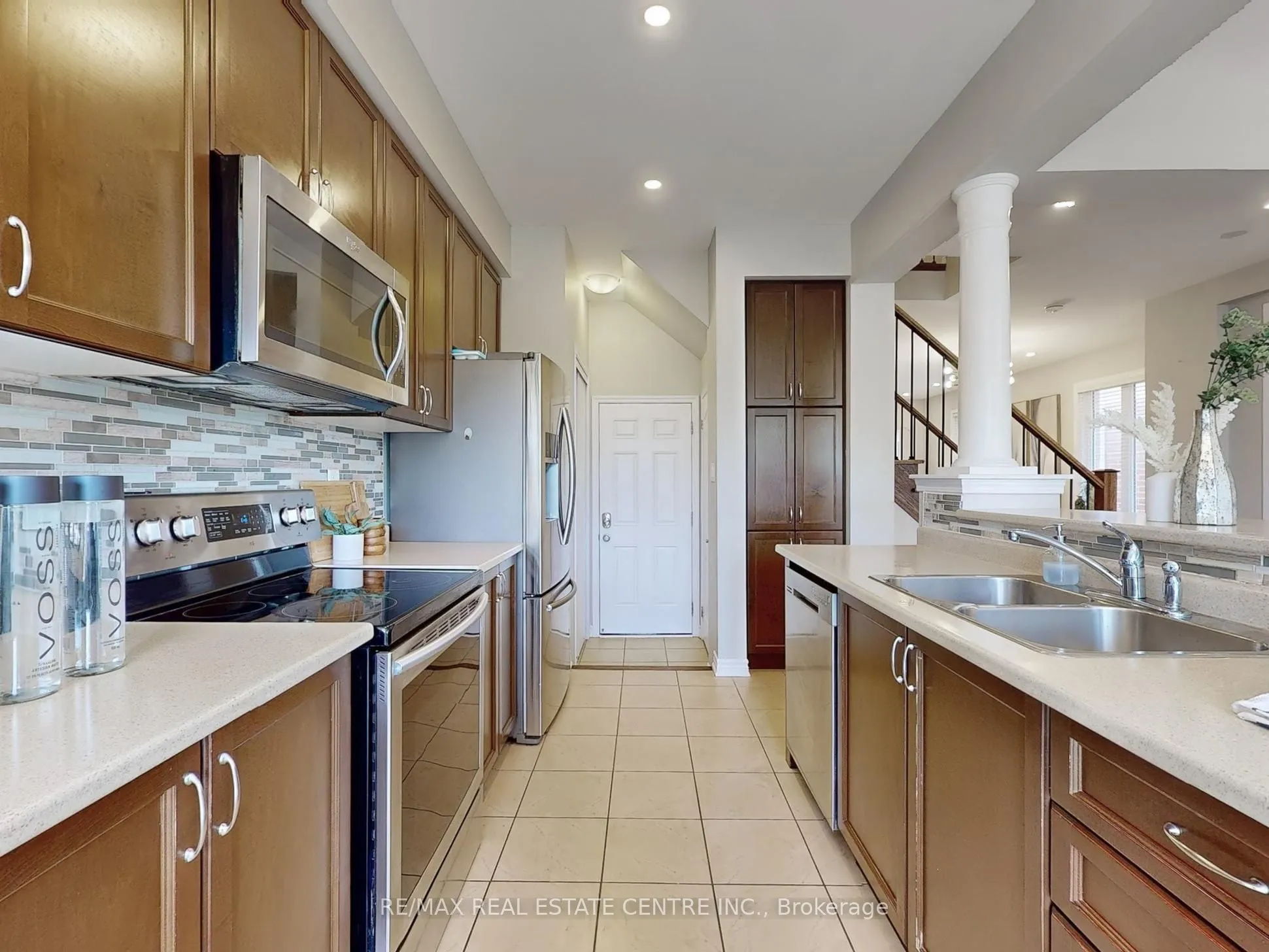 Detached living room at 1538 Clitherow Street Milton