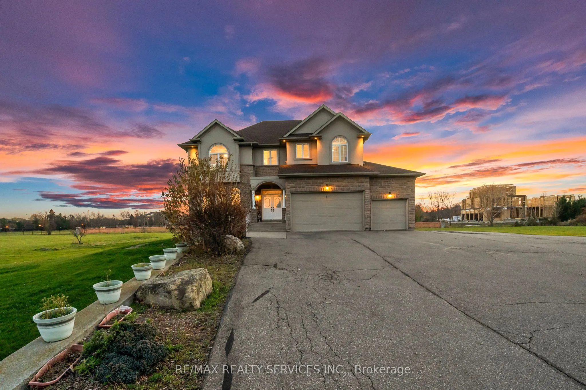 5 Farina Drive, ON L6P 0E3