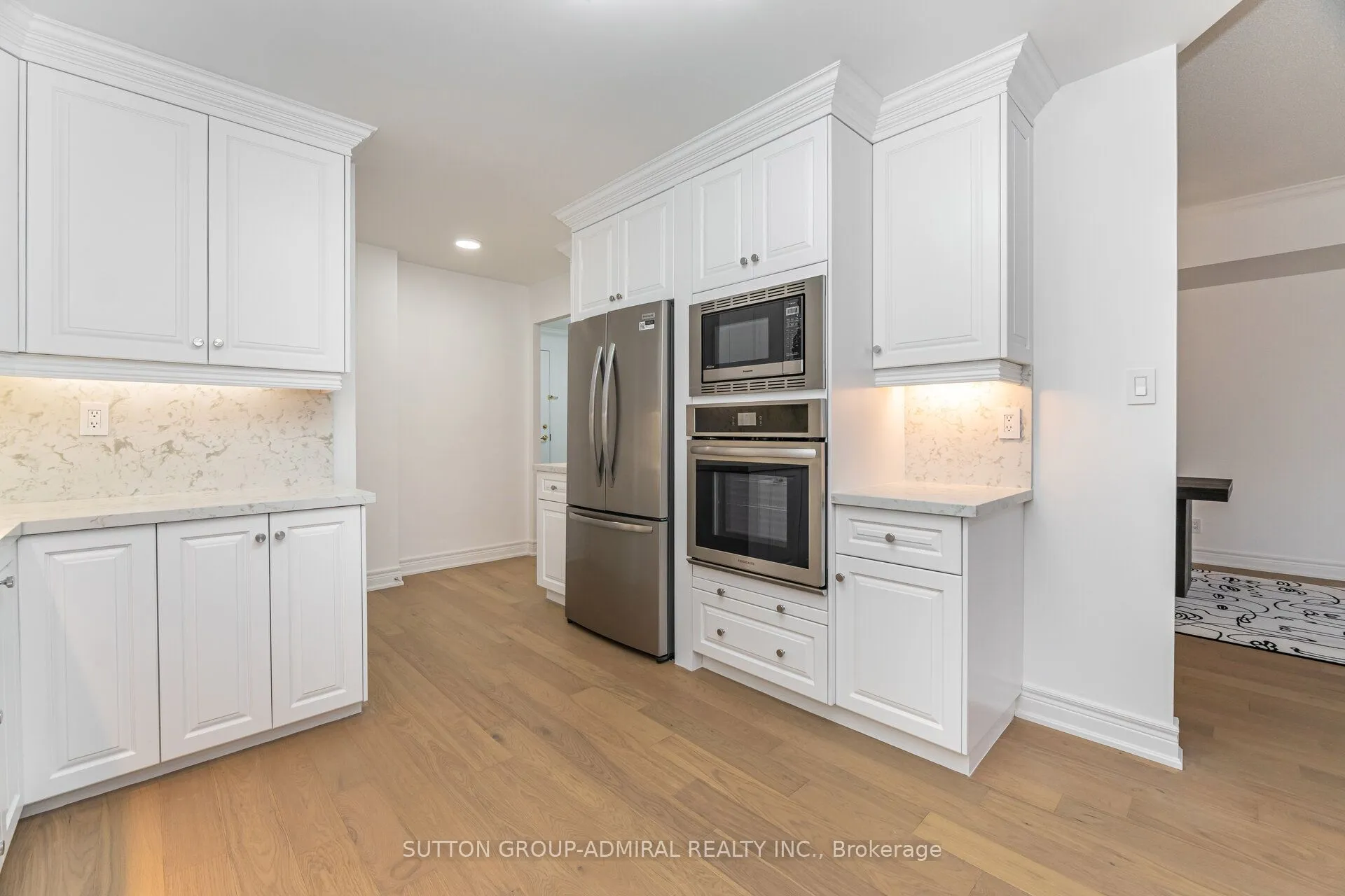 Condo Apartment kitchen at 30 Anglesey Boulevard Toronto