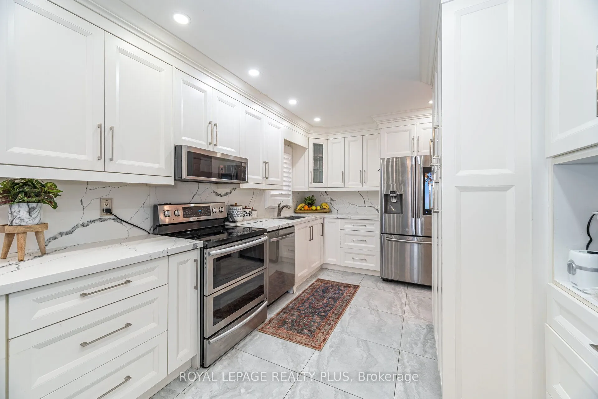 Condo Townhouse kitchen at 4635 Regents Terrace Mississauga