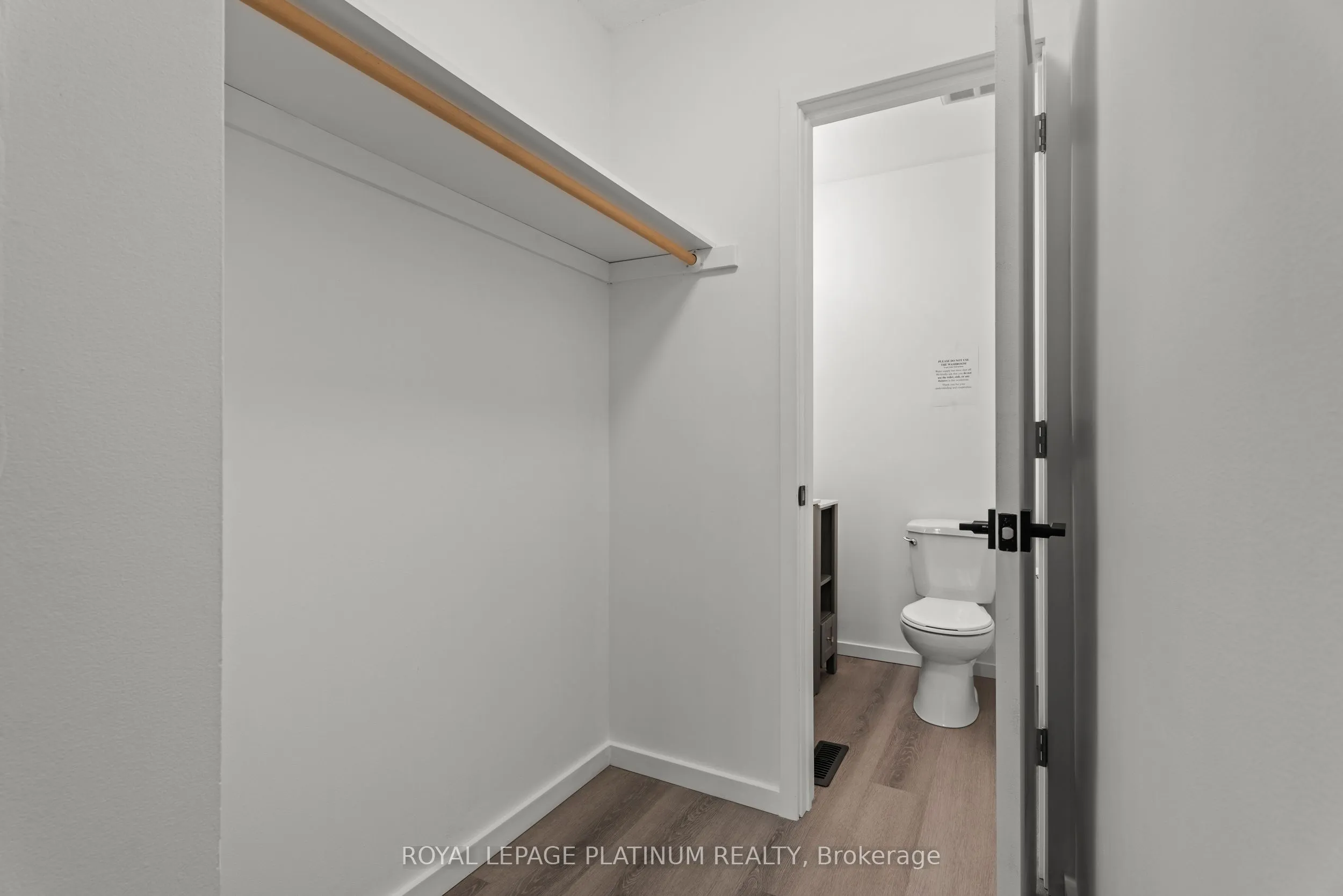 Condo Townhouse kitchen at 2120 Rathburn Road Mississauga